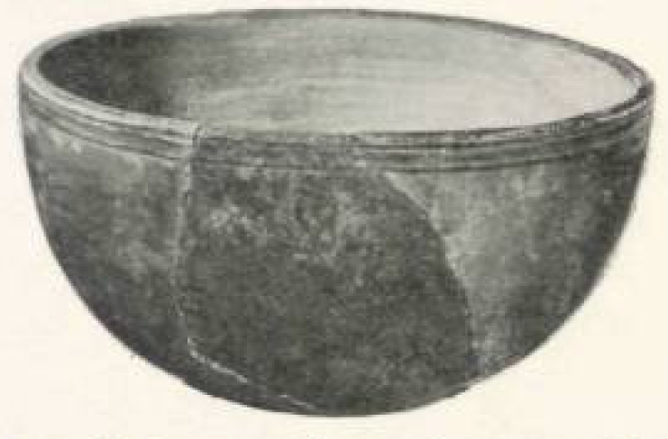 Soapstone bowl (source: Sverri Dahl: Um tíðarfesting av føroyskum fitisteinsfundum. In: Fróðskaparrit 4, 1955, s. 76)