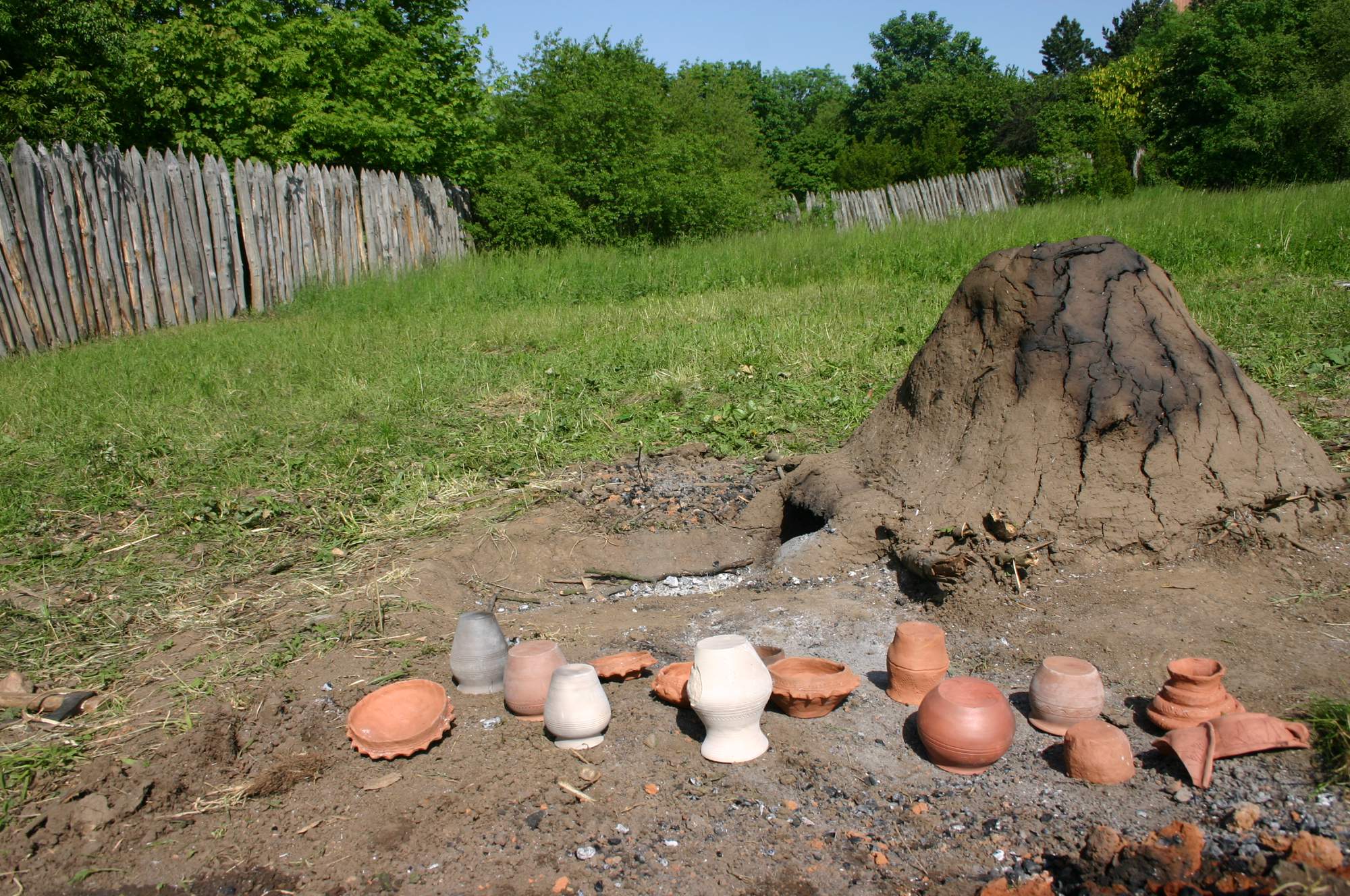 Keramika vypálená v peci. Foto V. Mikešová
