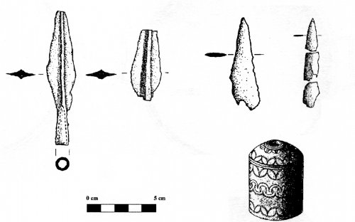 Dvojice železných hrotů oštěpů a bronzové kování 