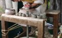 Točení keramických nádob na kruhu.